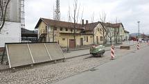 Několik měsíců budou cestující na nádraží v Tišnově na Brněnsku potkávat kromě autobusů i dělníky. V pondělí začali opravovat celý terminál. V polovině července pak cestujícím poslouží úplně zrekonstruované nádraží.