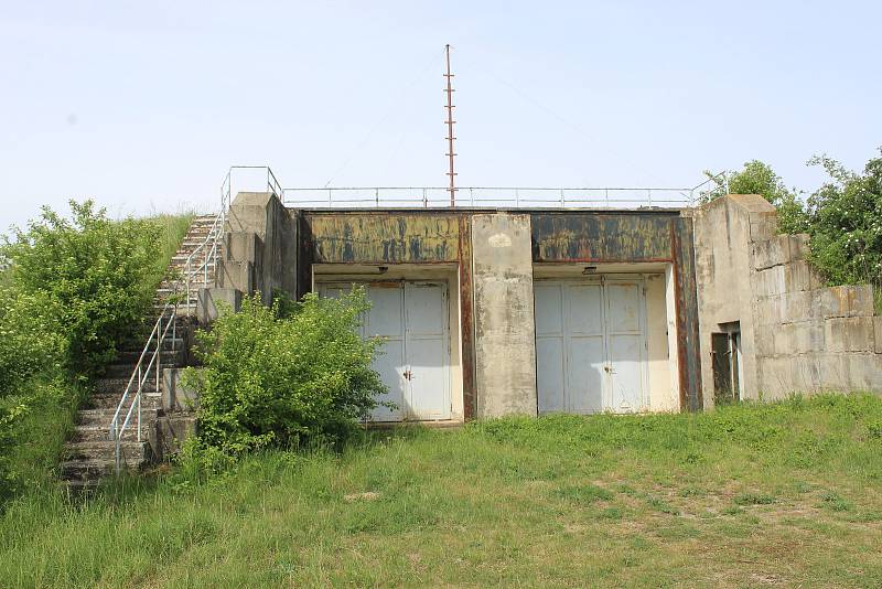 Bývalý vojenský areál tyčící se nad Újezdem u Brna je na prodej. Město za něj chce dvacet milionů korun.