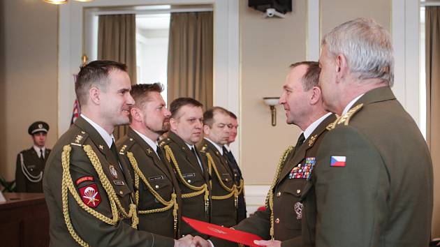 Důstojníci absolvovali nejvyšší vojenské kurzy na Univerzitě obrany v Brně.