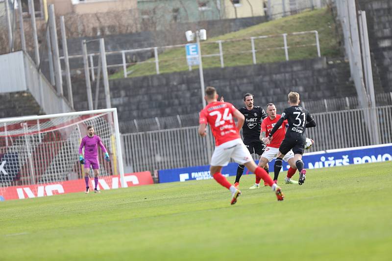 Fotbalisté Zbrojovky (v červeném) podlehli Jablonci 1:2.