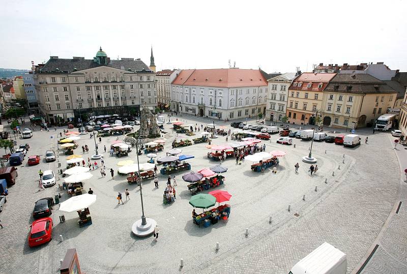 Situace na Zelném trhu není přehledná. Počet prodejců, kteří na náměstí své zboží nabízejí, se i podle zjištění Brněnského deníku Rovnost neustále liší, někdy výrazným způsobem.