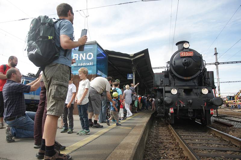 Dopravní nostalgie. Cestující se mohli svézt parním vlakem na nádraží Kuřim, libovolně cestovat historickým trolejbusem, autobusem nebo i tramvají až na Náměstí svobody v Brně.