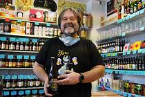 Majitel brněnské pivotéky U Modrého lva Jiří Wiesner zaznamenal za pandemie vyšší prodeje na sídlišti, ale velký propad v centru města. Už deset let nabízí pivním fajnšmekrům stovky druhů piv.