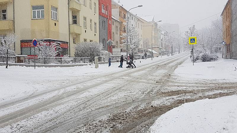 Brno se od rána potýká s čerstvým sněhem. Komplikuje především dopravu.