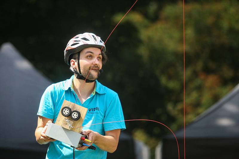 Zájemci si z festivalu Mendel je... včelař mohli odnést i vlastní vyraženou minci nebo ochutnat vzorky medu různých druhů.