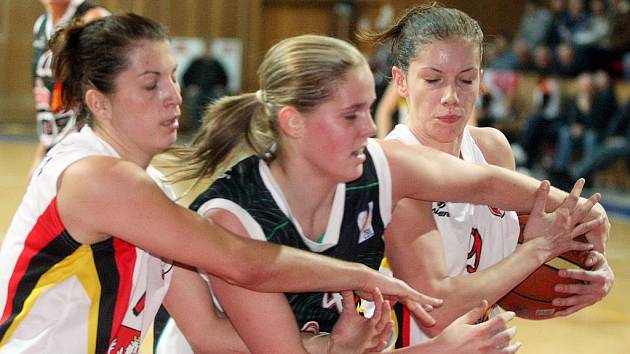 Basketbalistka Alena Hanušová (uprostřed).