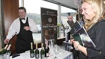 Ochutnat pravé šampaňské víno mohli ve středu zájemci na devátém ročníku festivalu Grand Jour de Champagne v brněnském hotelu International. Luxusní nápoj podával jedenatřicetiletý držitel michelinské hvězdy Belgičan Michael Nizzero. 