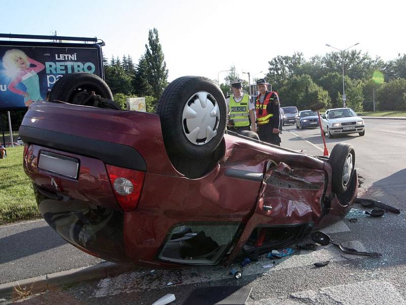 Dvěma zraněními skončila ve čtvrtek večer havárie dvou osobních automobilů v brněnské Bystrci.