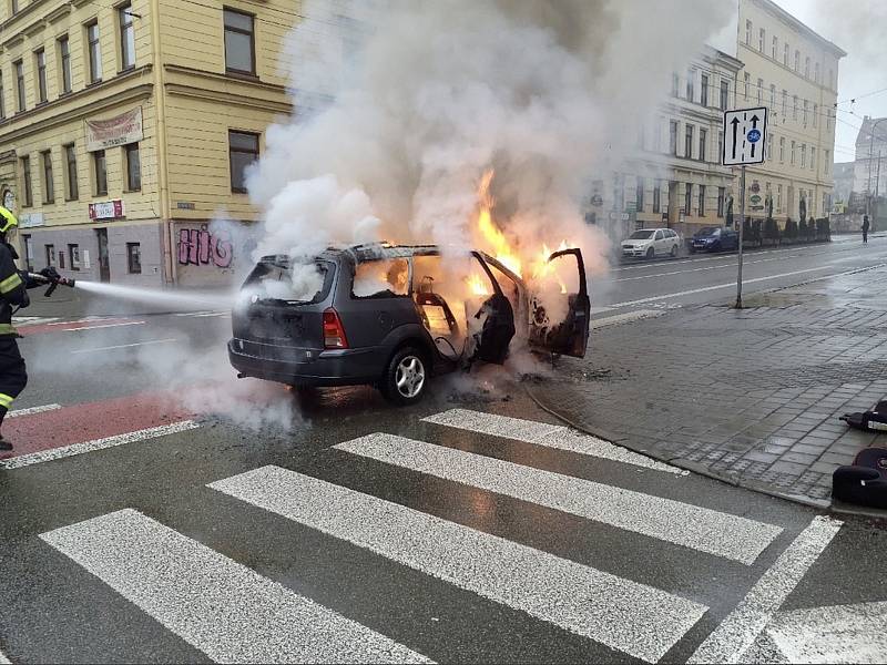 Požár auta v Kounicově ulici