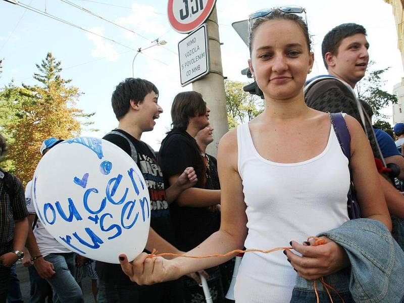 Studenti v Brně vyšli do ulic bojovat proti slučování škol.