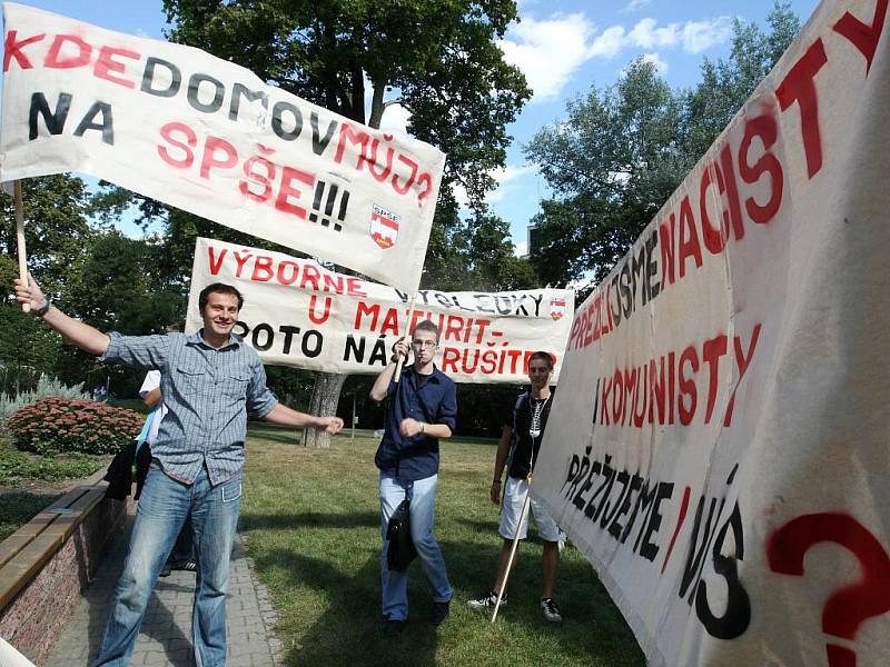 Studenti v Brně vyšli do ulic bojovat proti slučování škol.