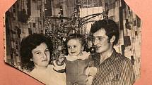 Vánoce byly a stále jsou časem, kdy se schází celá rodina u vánočního stromku. Na snímku rodina Sakalošova.