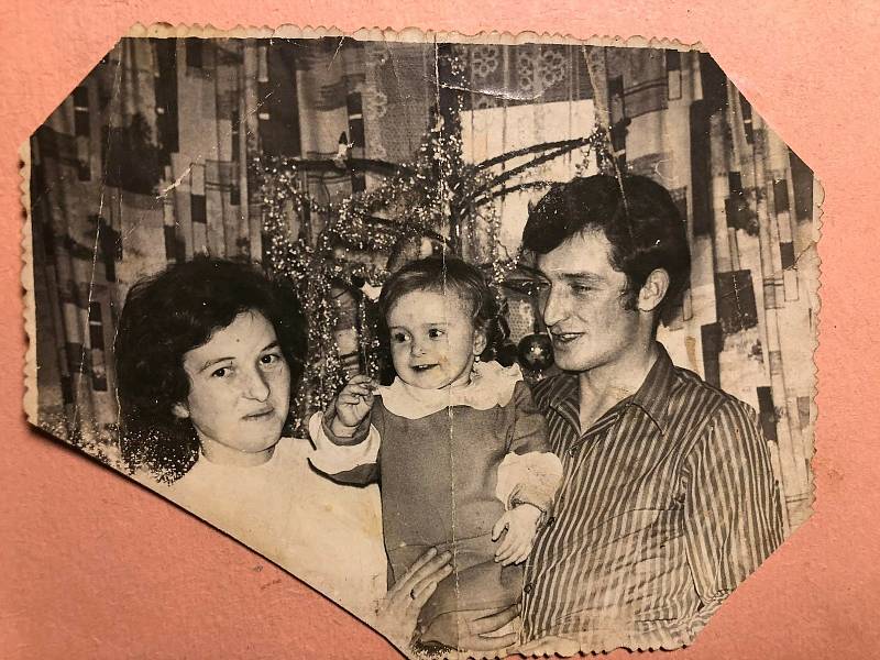 Vánoce byly a stále jsou časem, kdy se schází celá rodina u vánočního stromku. Na snímku rodina Sakalošova.