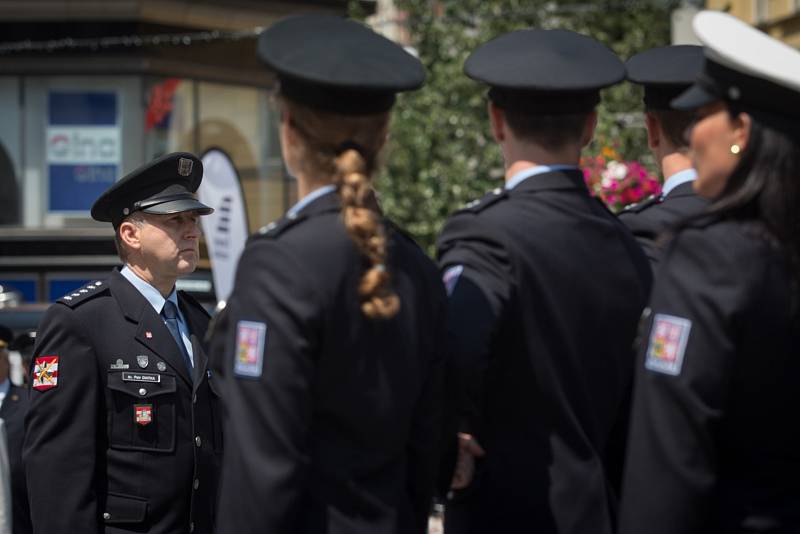 Mladí policisté v pátek na náměstí Svobody slavnostně složili slib. Na náměstí se rozdávala také ocenění.