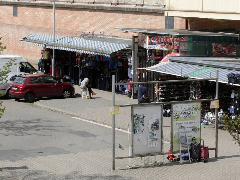 Trhovci postupně opouštějí prostor mezi podchodem pod brněnským hlavním nádražím a obchodním domem Tesco.