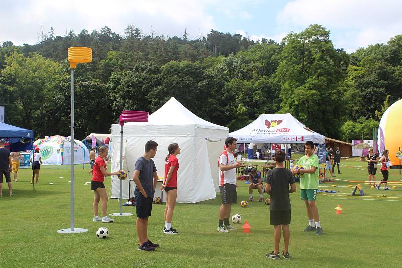 Návštěvníci festivalu si užili napínavou atmosféru rozehraného tenisového zápasu.