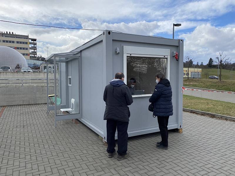 Antigenní testovací centrum na parkovišti před FEKT VUT.