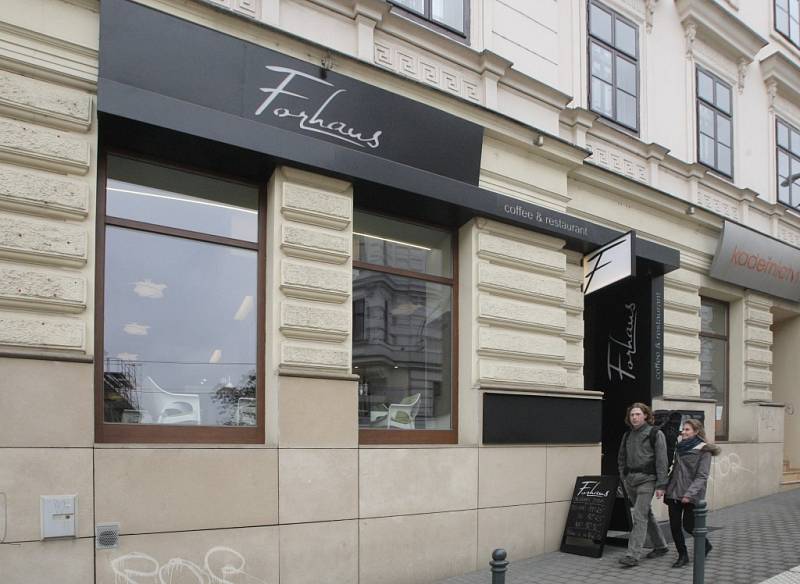 Od podlahy až do stropu je sladěná restaurace Forhaus. Totéž se dá říct o jejím jídelním lístku. Také proto se v ní nebojí ukázat kuchyni