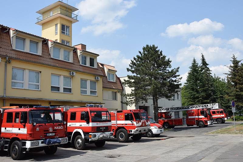 Hodonínští profesionální i dobrovolní hasiči mají novou přístavbu zbrojnice. Požehnal ji i děkan.