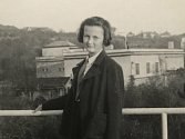 Marie Straková jako dvanáctiletá dívka na střeše Tesařovy vily. V pozadí je vidět vila Stiassni. Jde o unikátní, dosud nepublikovaný snímek.