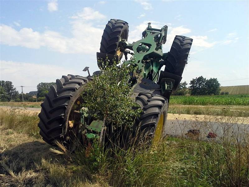 Převrácený traktor i s vlečkou plnou oblií u Prace na Brněnsku.