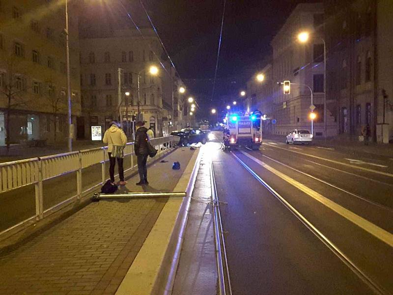 Auto taxislužby najelo na tramvajový ostrůvek na ulici Křenová v Brně. Nehoda se obešla bez zranění. 