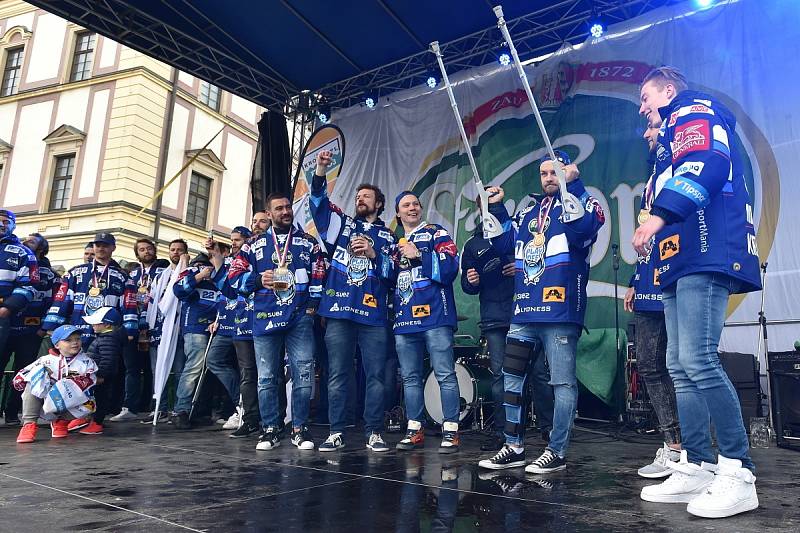 Modrobílé mistrovské oslavy v Brně na Zelném trhu. Hokejisté vrátili do města hokejový titul po 51 letech.