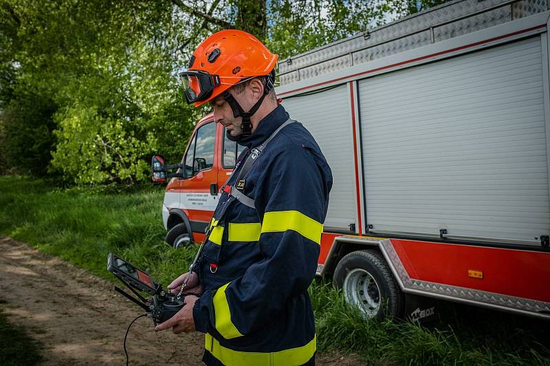 U rozsáhlých požárů lesních porostů i v nepřístupném terénu pomůže jihomoravským hasičům nový dron.