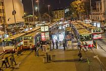 Unikát brněnské hromadné dopravy, noční rozjezdy, pojedou nově od hlavního nádraží i o půl jedné v noci.