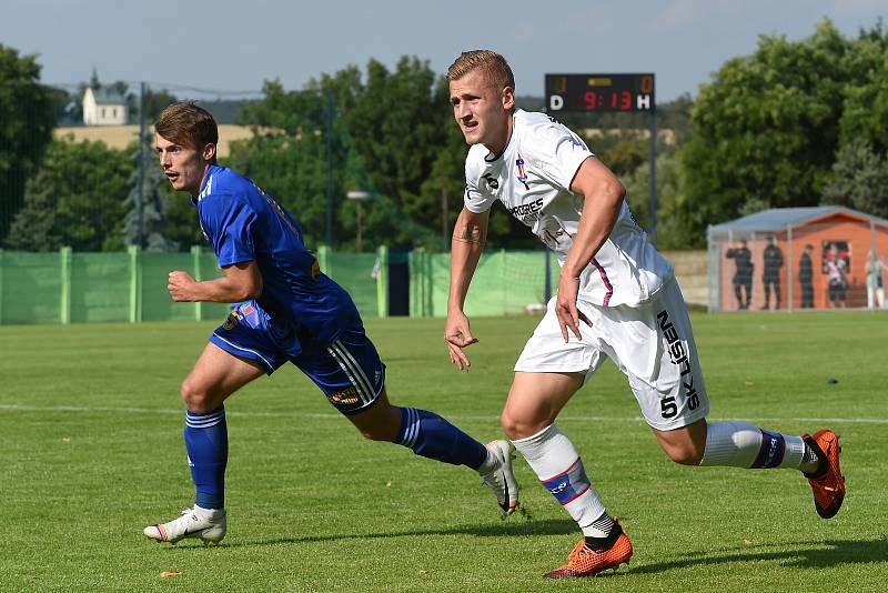 První kolo druhé ligy mezi domácí SK Líšeň (v bílém) a fotbalovým klubem z Varnsdorfu.