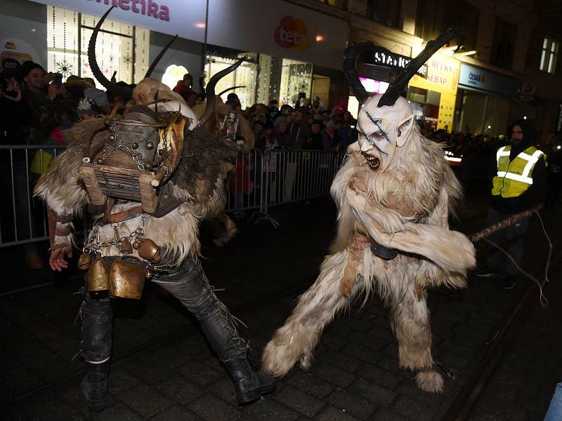 Pochod čertů krampusáků v Brně