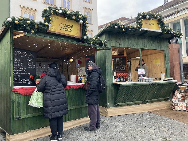 Svařák začíná na vánočních trzích v Brně na padesáti korunách. Jídla jsou spíše dražší, což se odráží také na návštěvnosti jednotlivých stánků.