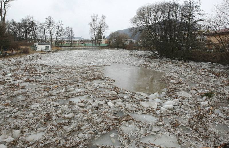 V Tišnově řeku Svratku ucpaly ledové kry. Na některých místech lidé nachystali zátarasy a pytle z písku.