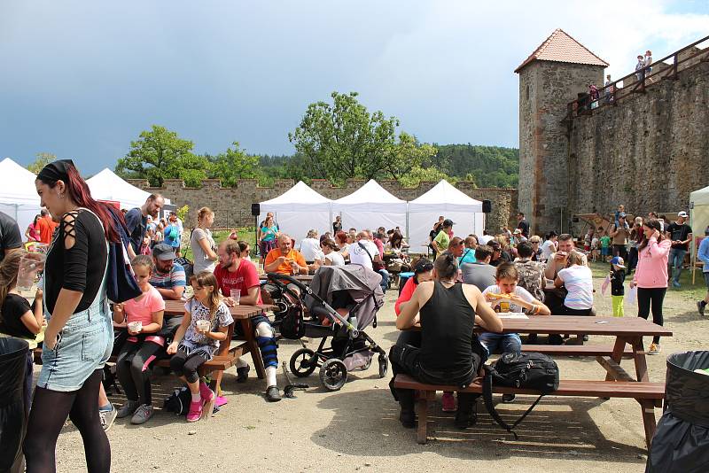 Na hradě Veveří v sobotu návštěvníci ochutnávali moravské uzené, guláš či opečené špekáčky na druhém ročníku festivalu Ochutnej Česko.