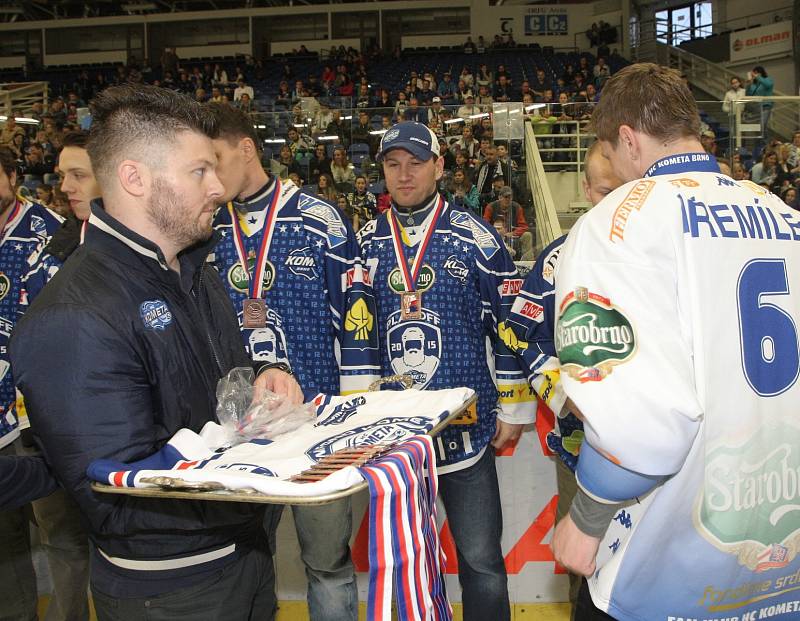 Hokejisté Komety převzali bronzové extraligové medaile a rozloučili se s fanoušky přátelským utkáním a autogramiádou.
