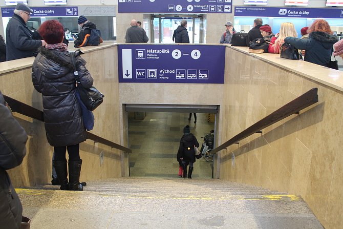 Hlavně starším lidem s horší pohyblivostí chybějí na opravovaném hlavním nádraží v Brně eskalátory. Jediný letitý eskalátor vede k odbavovací hale z podchodu před nádražím.