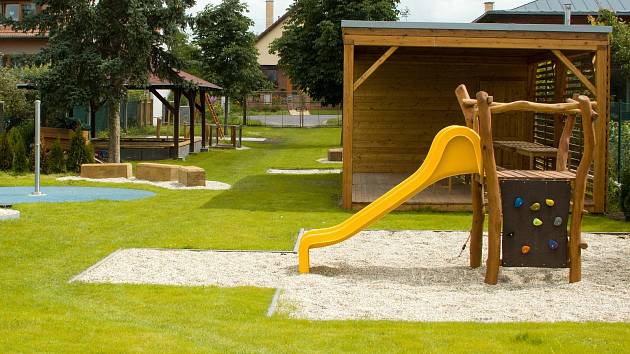 Nové školní zahrady využijí od nového školního roku žáci základní a mateřské školy ve Vranovicích.