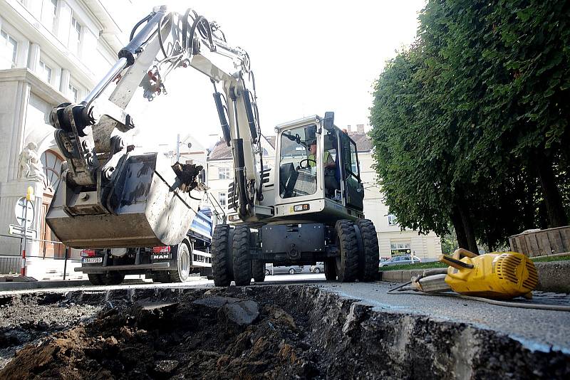 Oprava vodovodu a propadlá silnice na brněnském Slovanském náměstí uzavřela v úterý místo pro městskou hromadnou dopravu. 