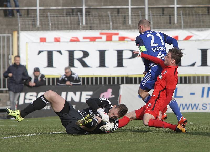Fotbalisté Zbrojovky (v červeném) porazili Olomouc 2:0.