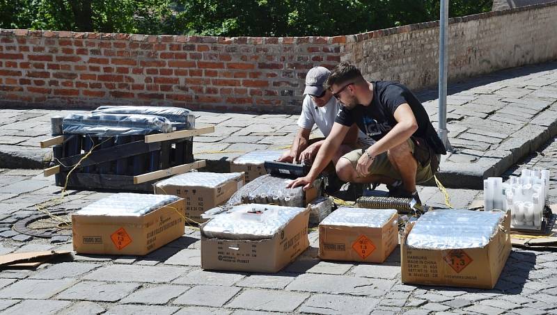 Špilberk obsadili v sobotu v osm hodin ráno. A večer z něj ukázali, jak vypadá Nebe na zemi. Než ale ohňostrůjci ze společnosti Flash Barrandov SFX závěrečnou show festivalu Ignis Brunensis pod tímto názvem odpálili, čekaly je dlouhé hodiny práce.