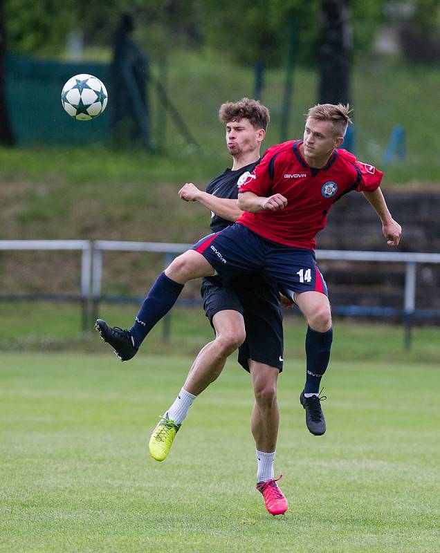 Předkolo domácího poháru sehrají o víkendu také fotbalisté Žďáru (v černém), kteří vyzvou Ždírec. Polná (v červeném) zavítá do Humpolce.