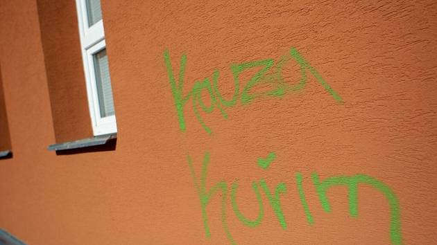 Nápis Kauza Kuřim na zdi brněnského Klokánku.