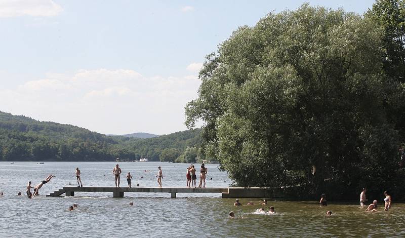 V úmorných vedrech lidé zaplnili břehy Brněnské přehrady. Sucho její vodě paradoxně svědčí. Sinice se tam nemnoží.