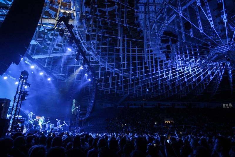 Sedmašedesátiletý rockový zpěvák Rober Plant známý svým působením v legendární, ovšem již zaniklé skupině Led Zeppelin, vystoupil ve čtvrtek večer poprvé v Brně.