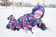 Zatímco řidičům a silničářům vytvořila sněhová nadílka hodně vrásek na čele, dětem vykouzlila úsměv na tváři.