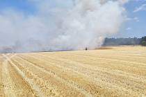 Poblíž obce Újezd u Rosic hořelo v úterý pole.