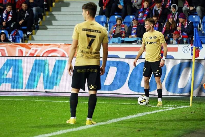 Brněnští fotbalisté (zlaté dresy) prohráli v Plzni 0:4.