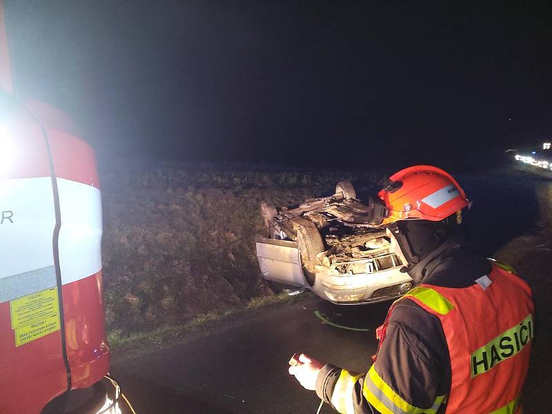 Hasiči v neděli večer odstraňovali následky nehody osobního auta u Veverské Bítýšky.