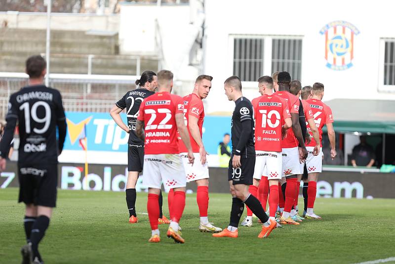 Fotbalisté Zbrojovky (v červeném) podlehli Jablonci 1:2.