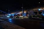 V péči záchranářů skončil muž, který se ve čtvrtek večer naboural v brněnské Údolní ulici.
